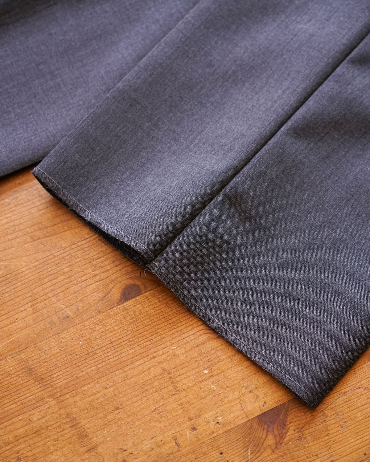 GRAY（裾は丈詰め前提の仕上がり）