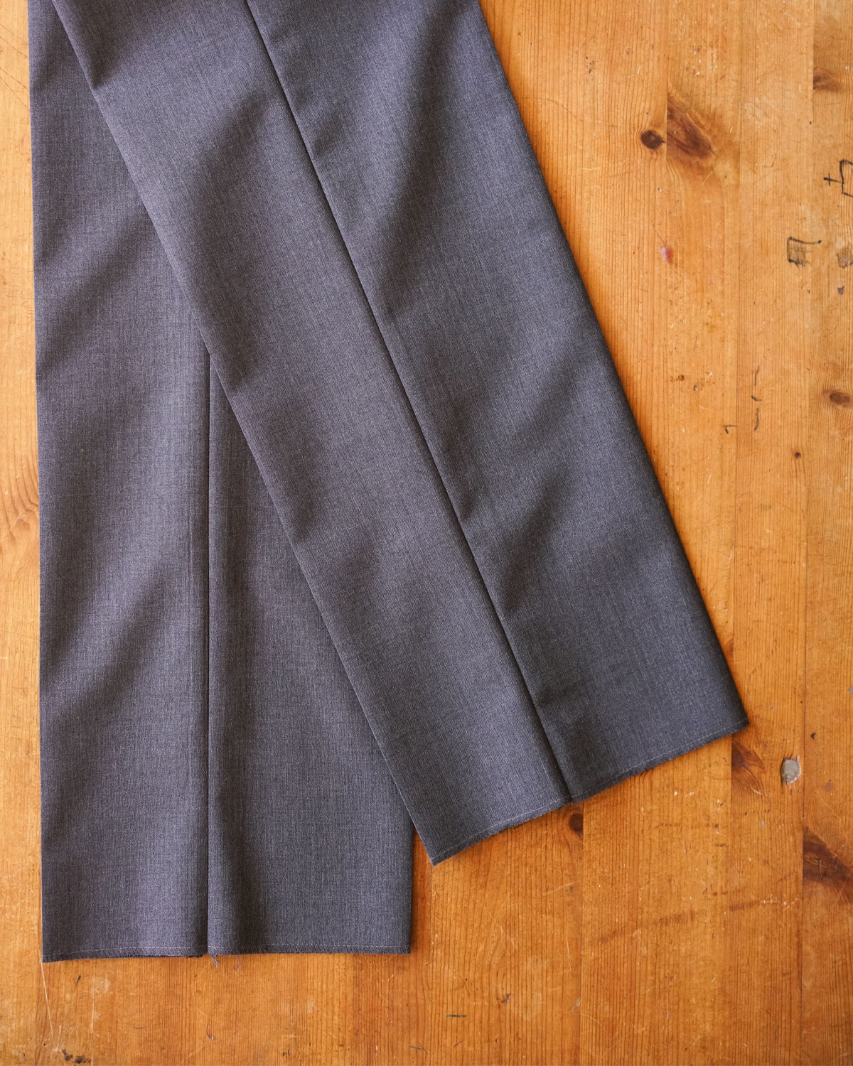 GRAY（スリムらしい細身のシルエット）