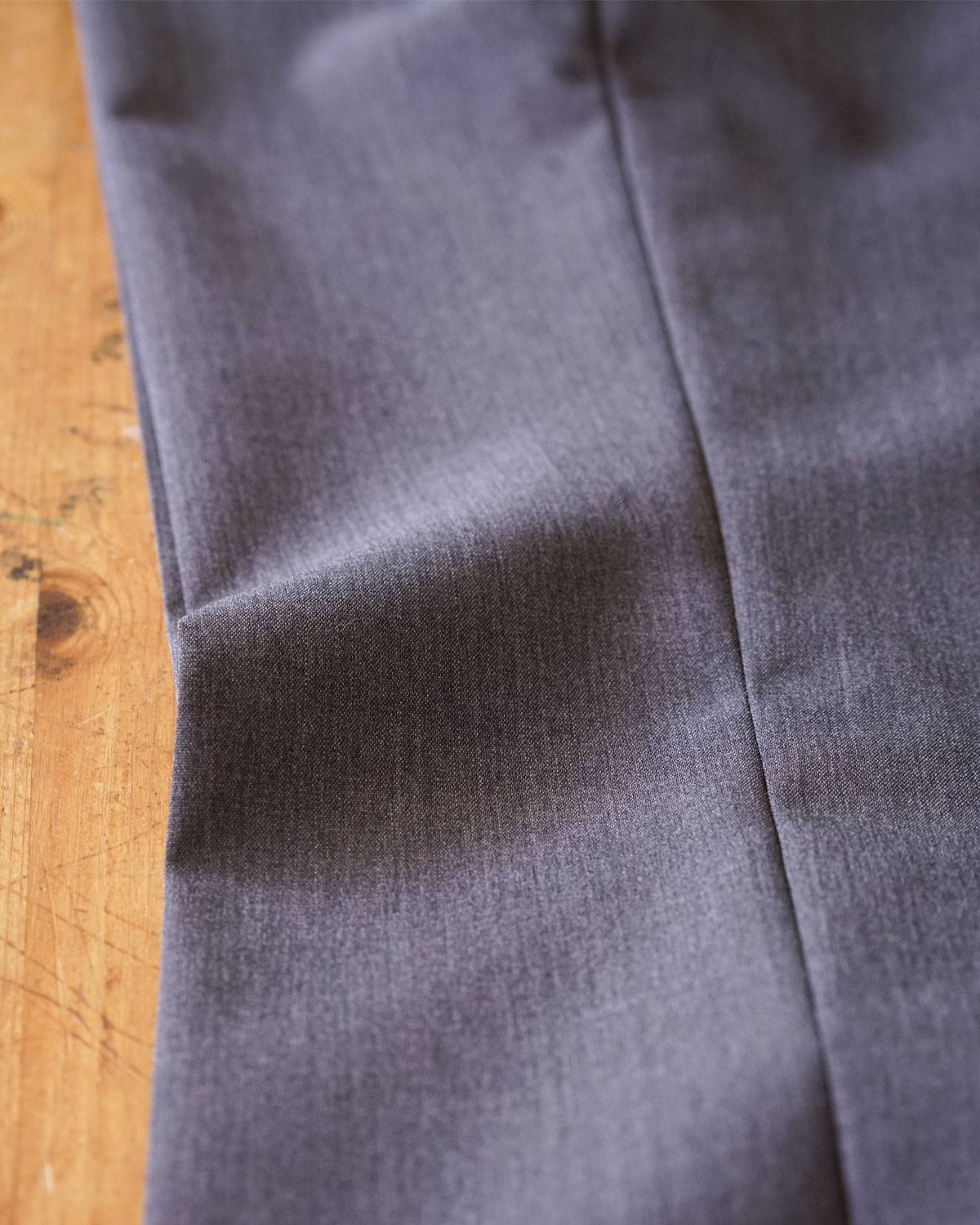 GRAY（シンプルだが洗練されたなめらかな生地）