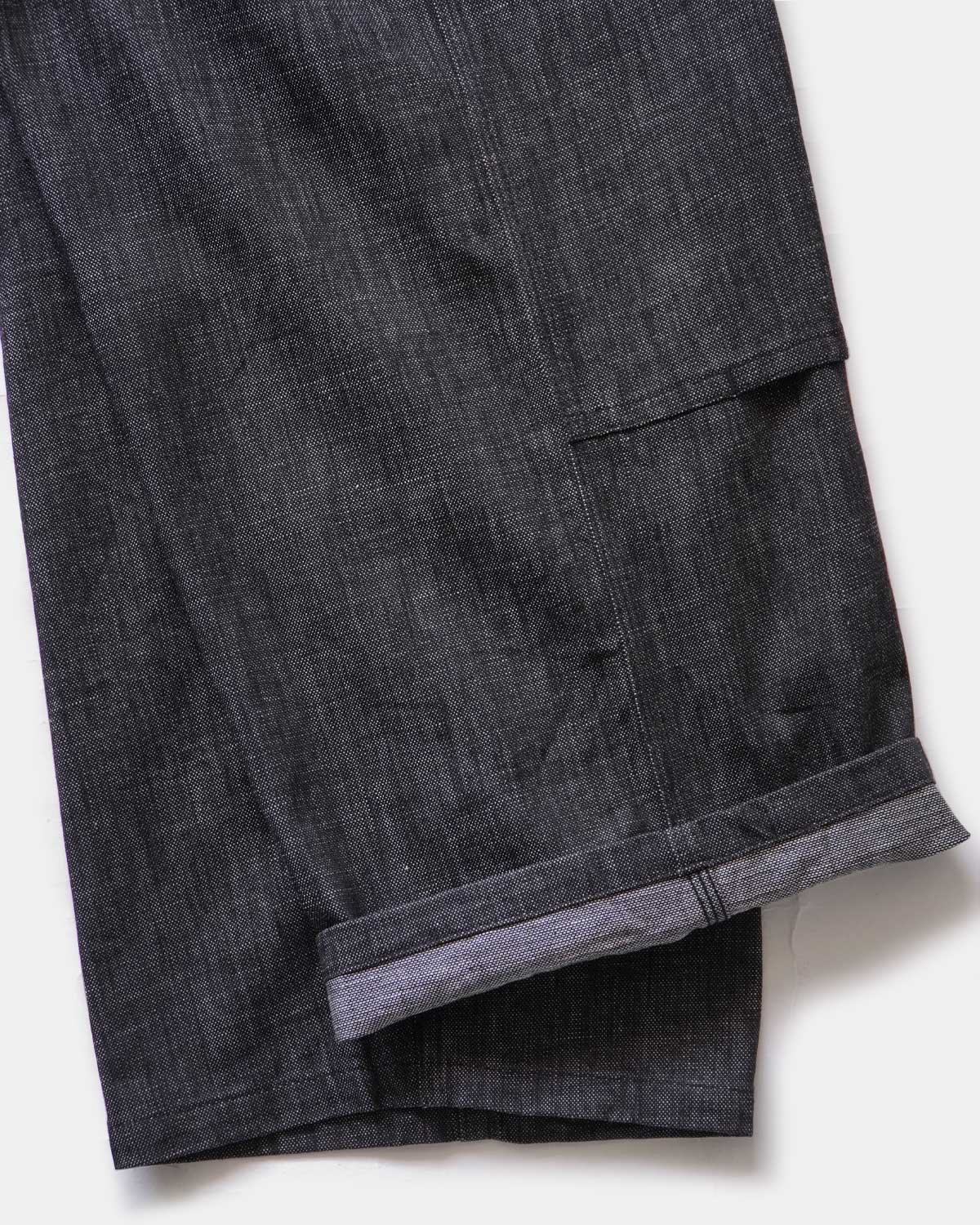 BLACK（サイドシームはトリプルステッチで環縫いされており経年変化も楽しみ）