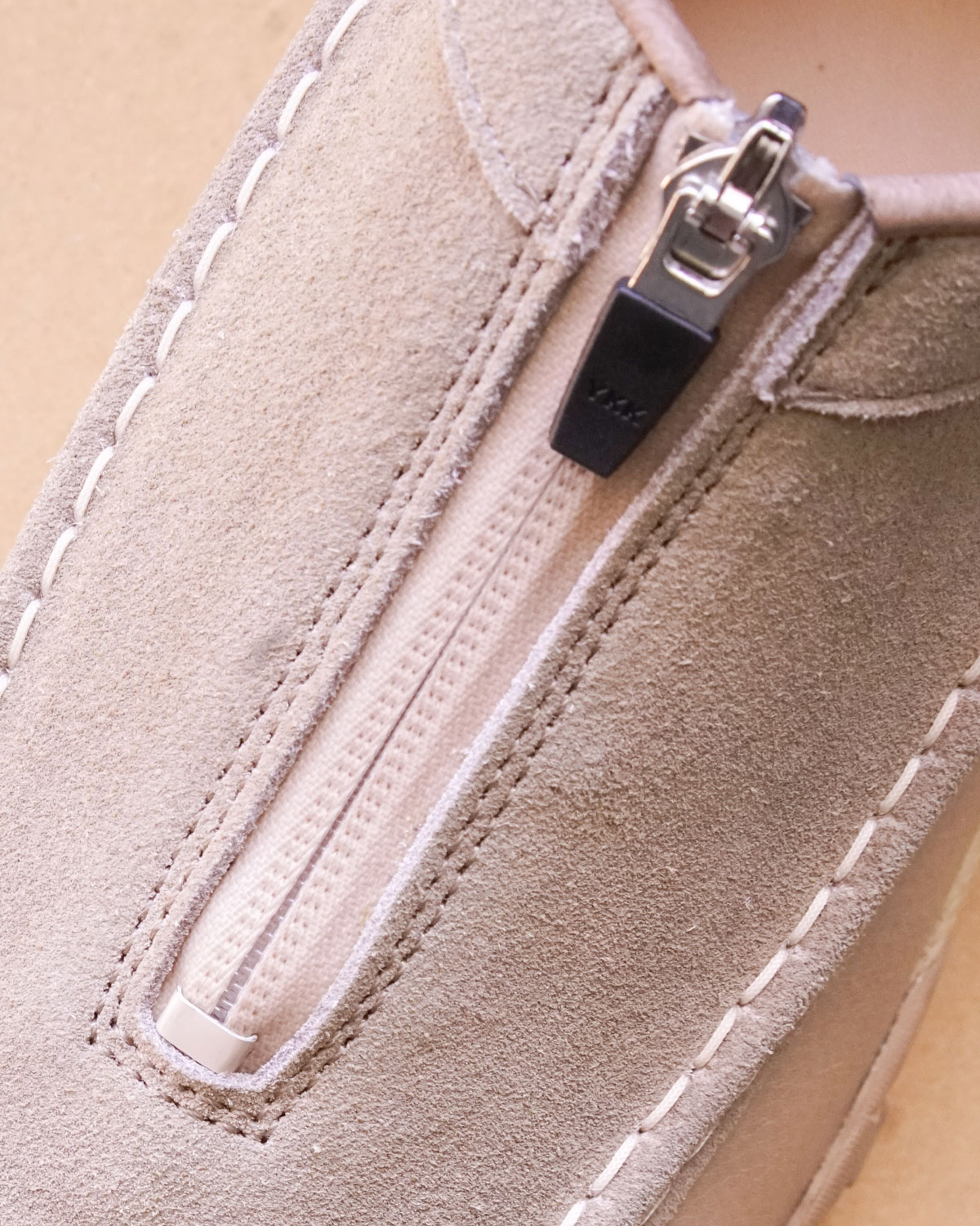 BEIGE(シューレースではなく止水ジッパーでの着脱は快適です)