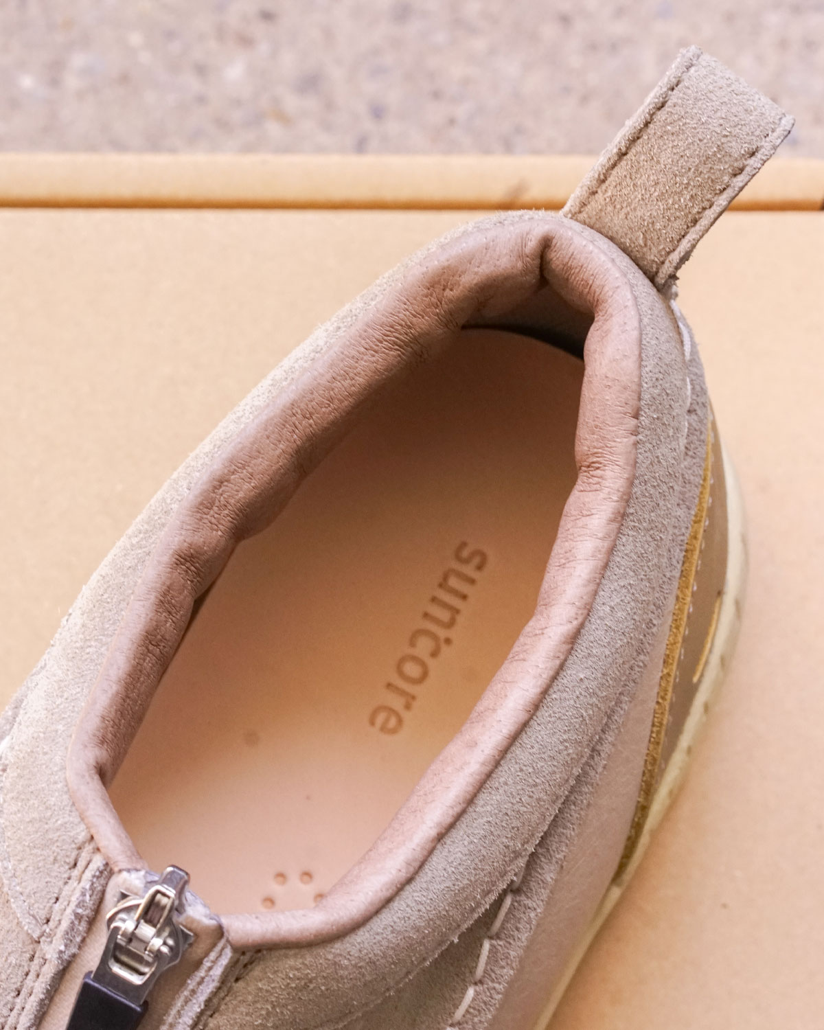 BEIGE(履き口に豚革を当てることで靴擦れ防止と踵にレザーのタブがつき履きやすいです)