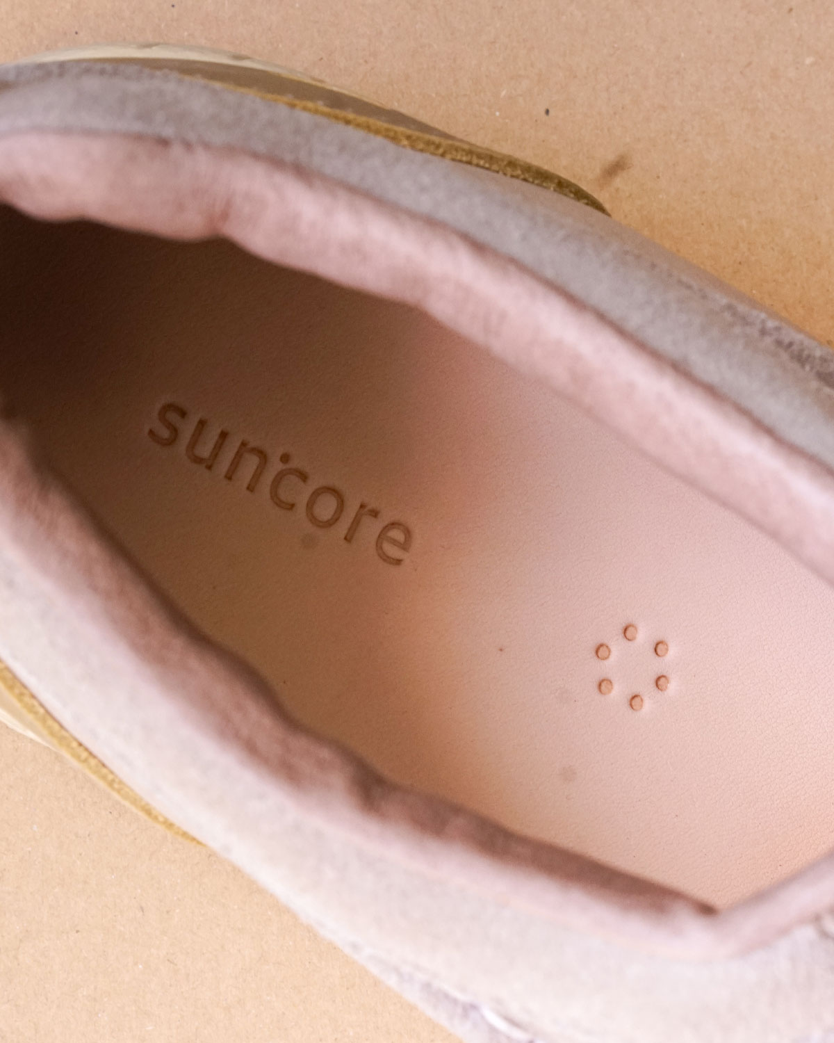 BEIGE(インソールにはヌメ革と素押しでブランドロゴが入ります)