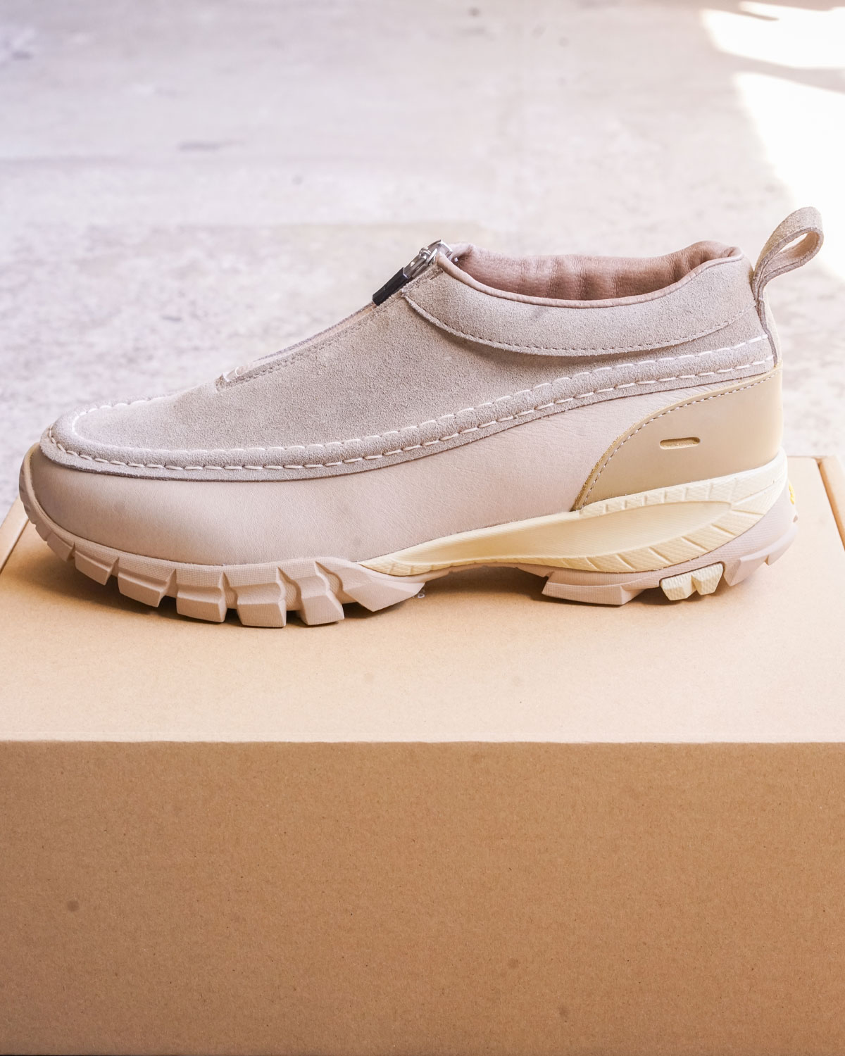 BEIGE(俯瞰からの見え方と表情が変わるサイドアングル)