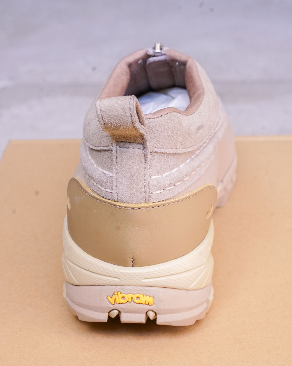 BEIGE(背面には控えめにvibramのロゴがつきます)