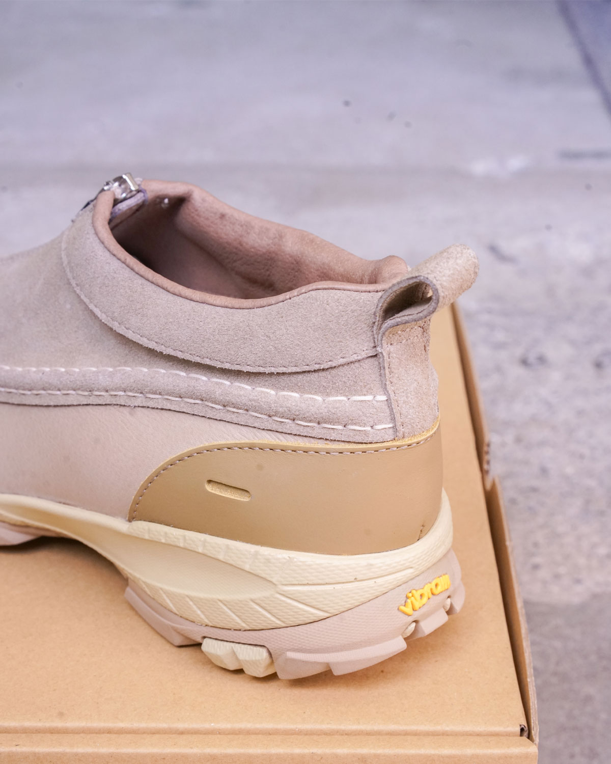 BEIGE(踵にも補強のレザーがつくので型崩れしにくく履きやすいです)