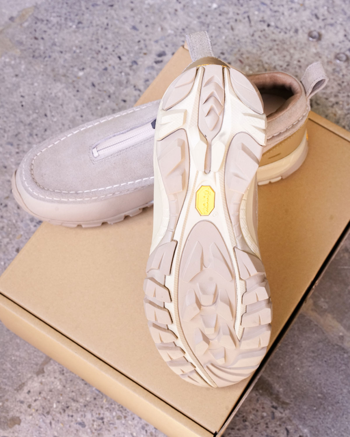 BEIGE(トレッキングにも使用されるソールは安定感と滑りにくさをもたらします)