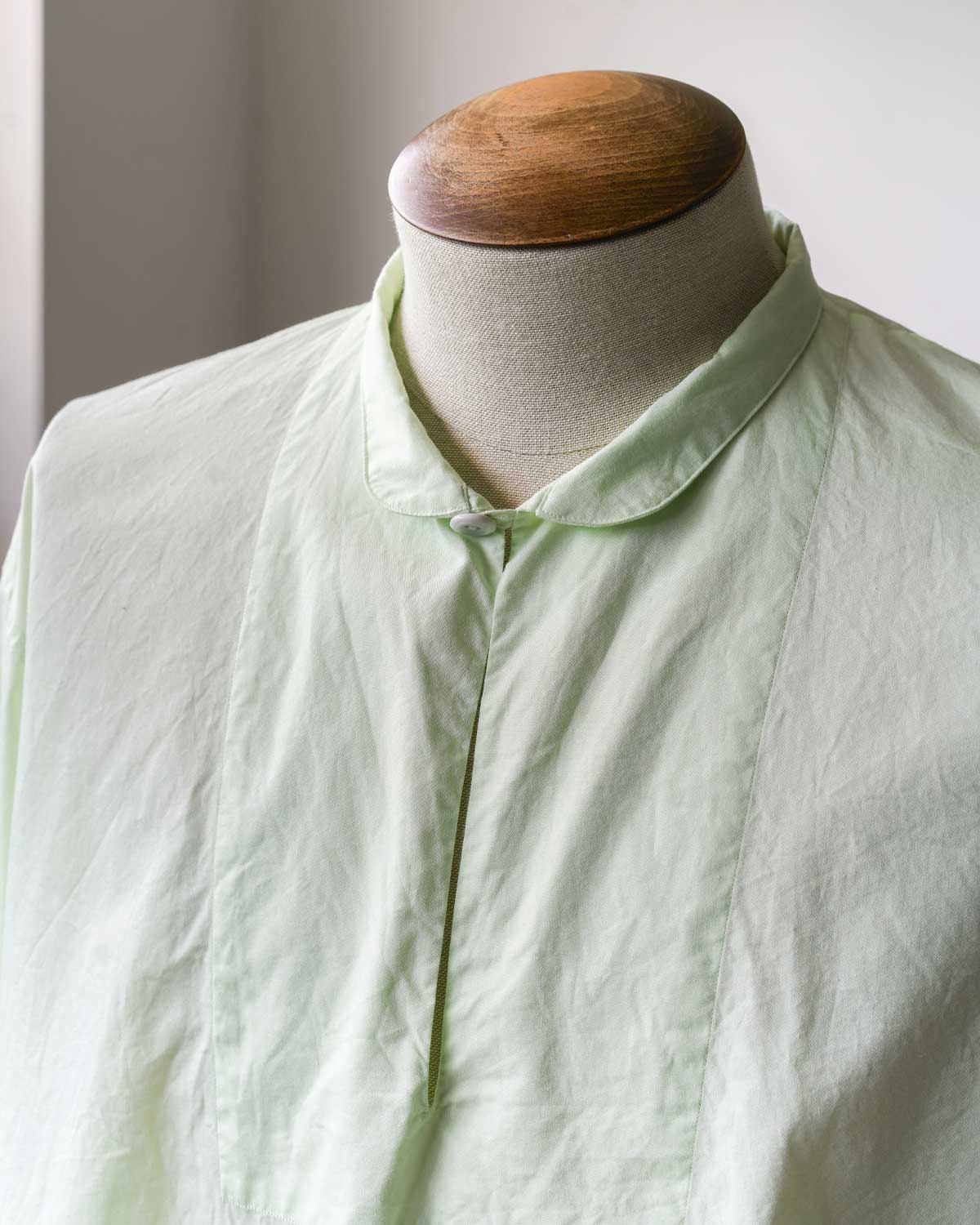 LIME(ボタンを留めて襟を寝かせてラウンドカラーにも)