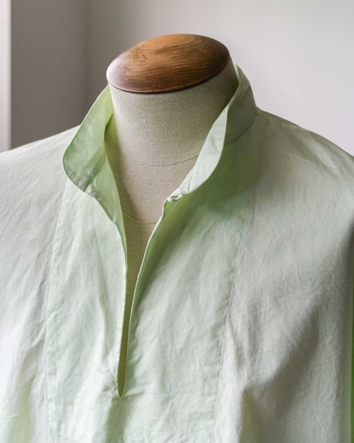 LIME(襟を立てたままボタンを開けてスキッパーに)