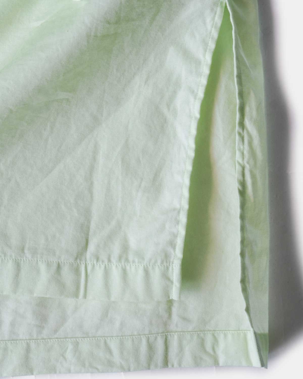 LIME(裾野には深めのサイドスリットが入ります)