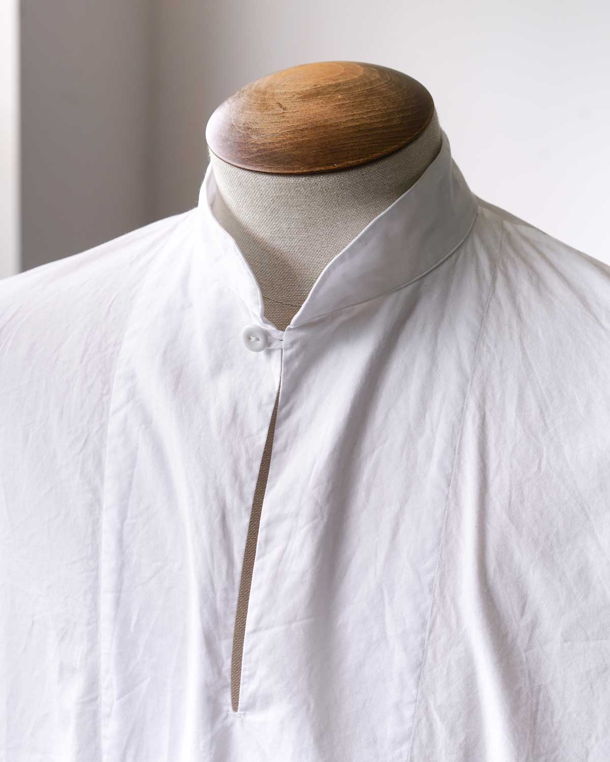 WHITE(特徴的なマオカラー)