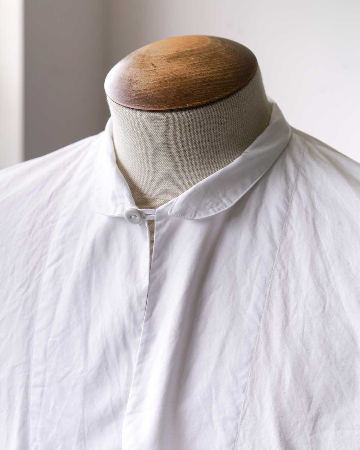 WHITE(ボタンを留めたまま襟を寝かせてラウンドカラーにも)
