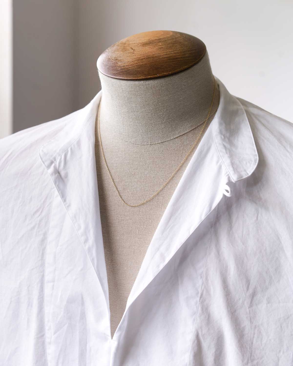 WHITE(ボタンを開き衿を寝かせてヴァルーズ風に)