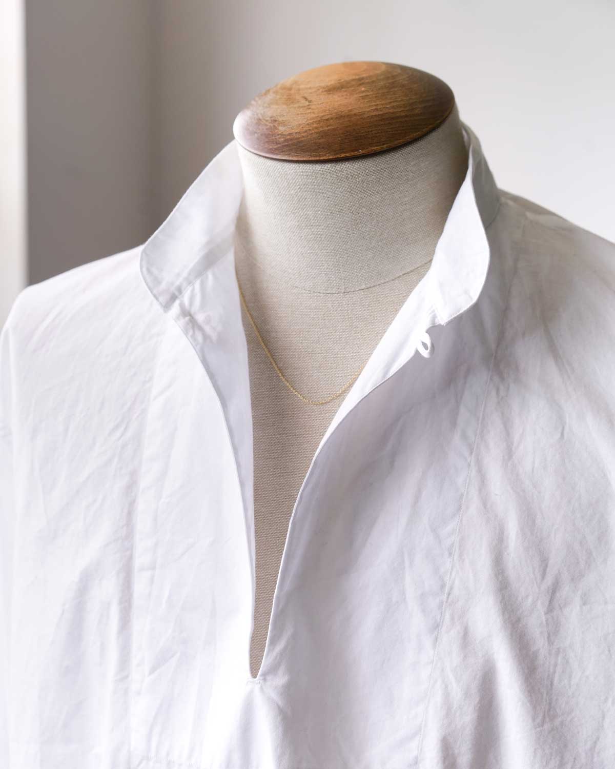 WHITE(衿を立てたままボタンを開きスキッパーに)