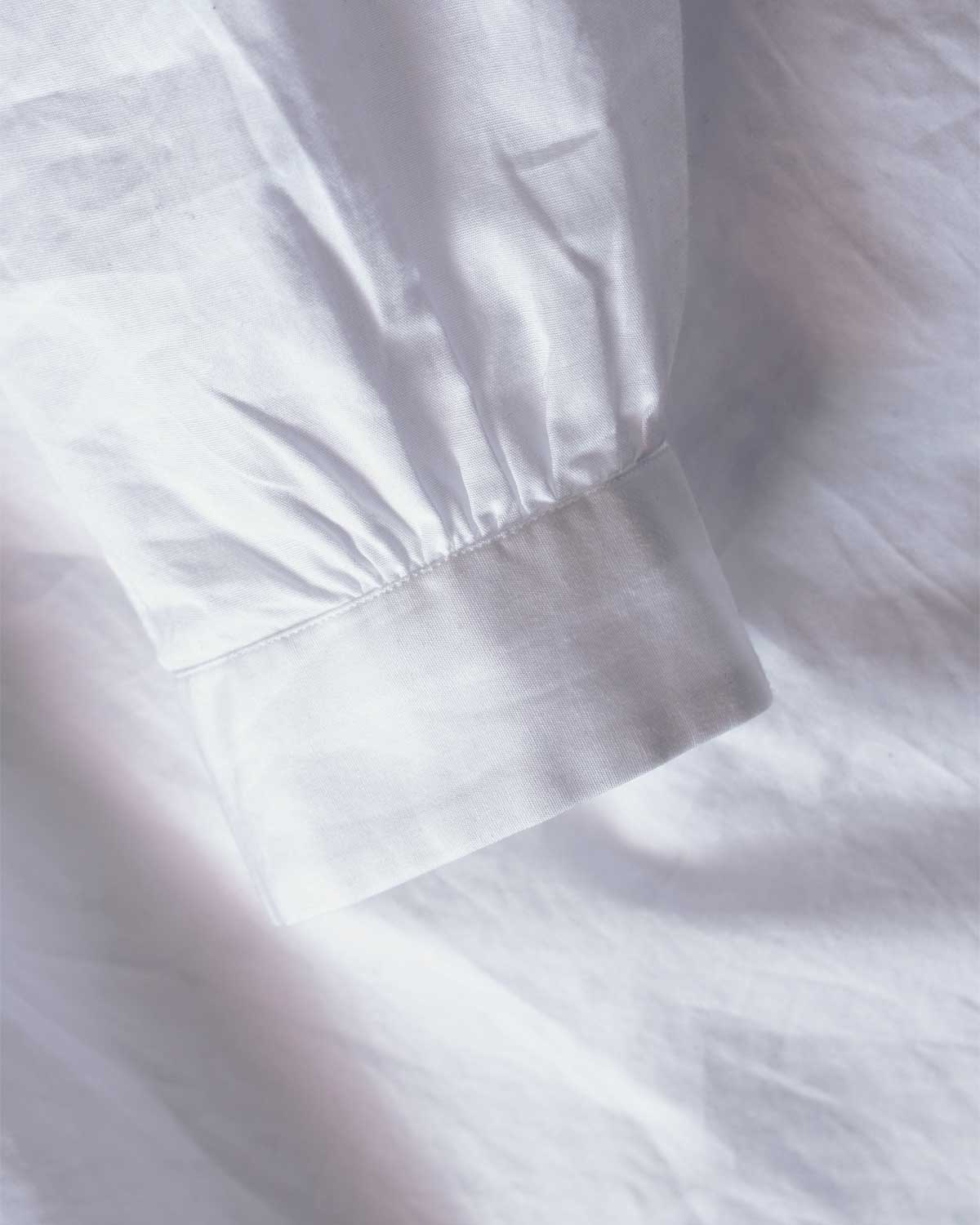 WHITE(カフスの細かく丁寧に畳まれたタックは技術の高さが伺えます)
