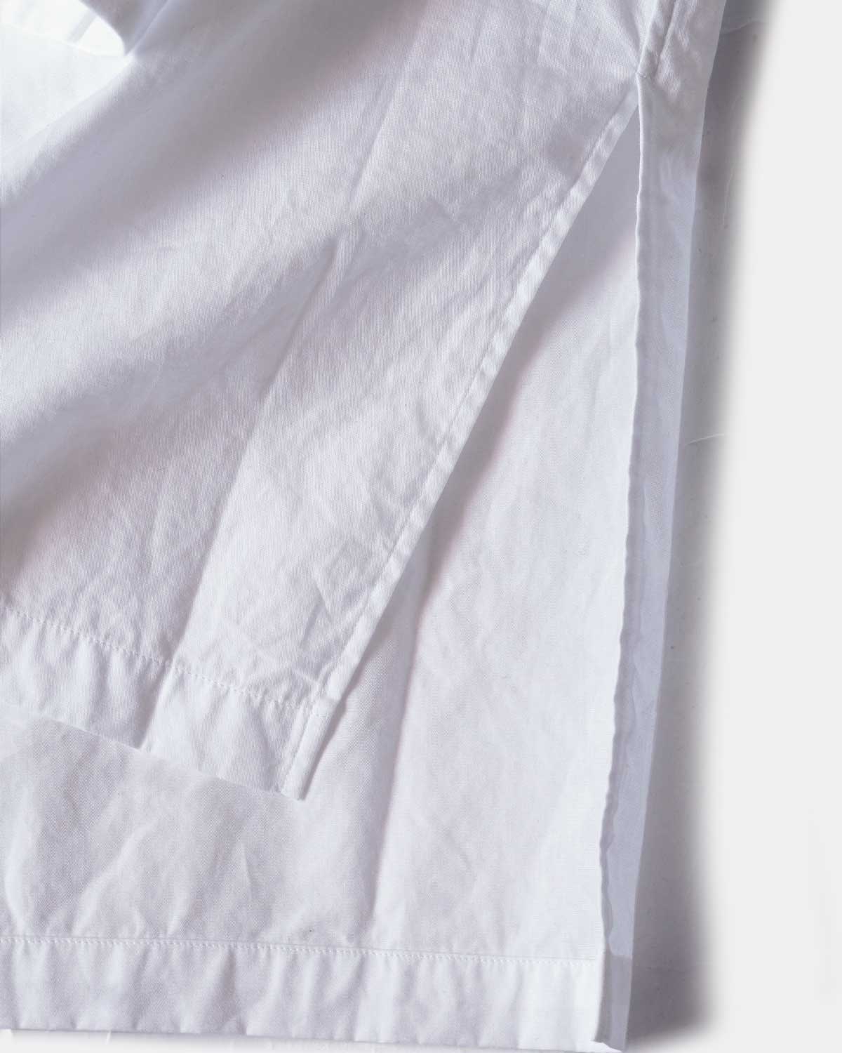 WHITE(裾は深めのサイドスリットが入ります)