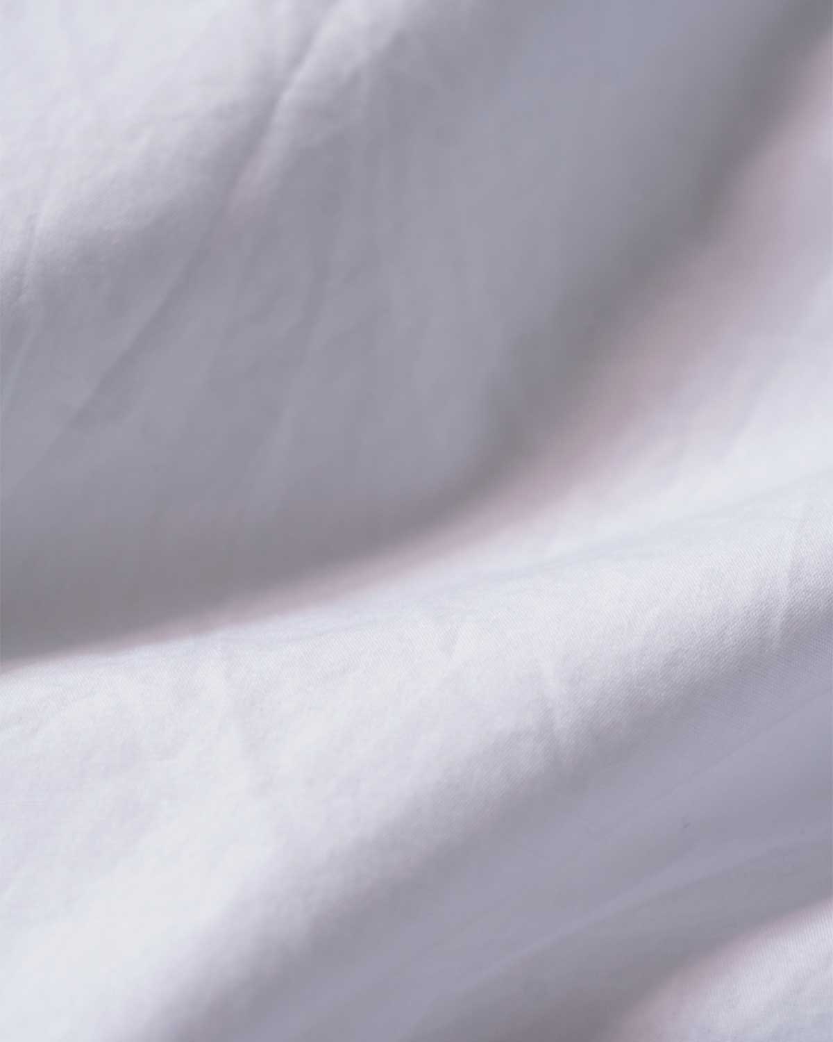 WHITE(ハリはあるがなめらかでサラッとしたタイプライター生地)