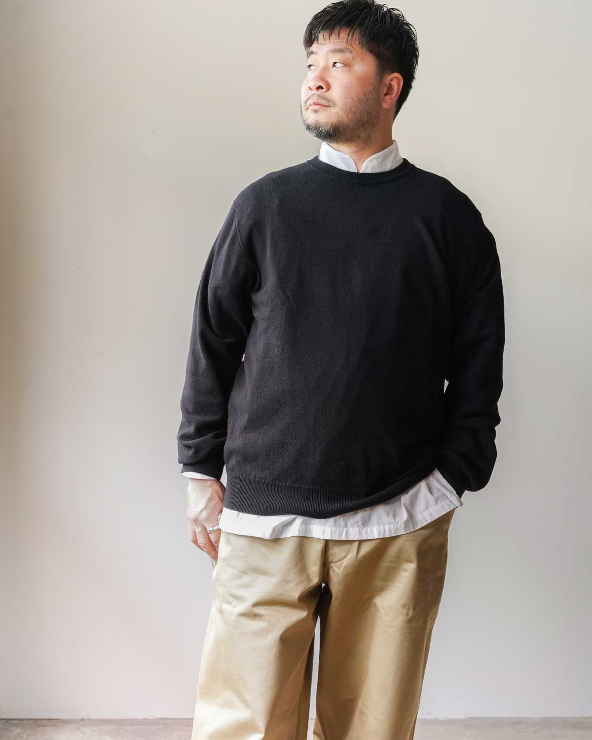 WHITE(トップスだけでなくインナーとしても使いやすいです)