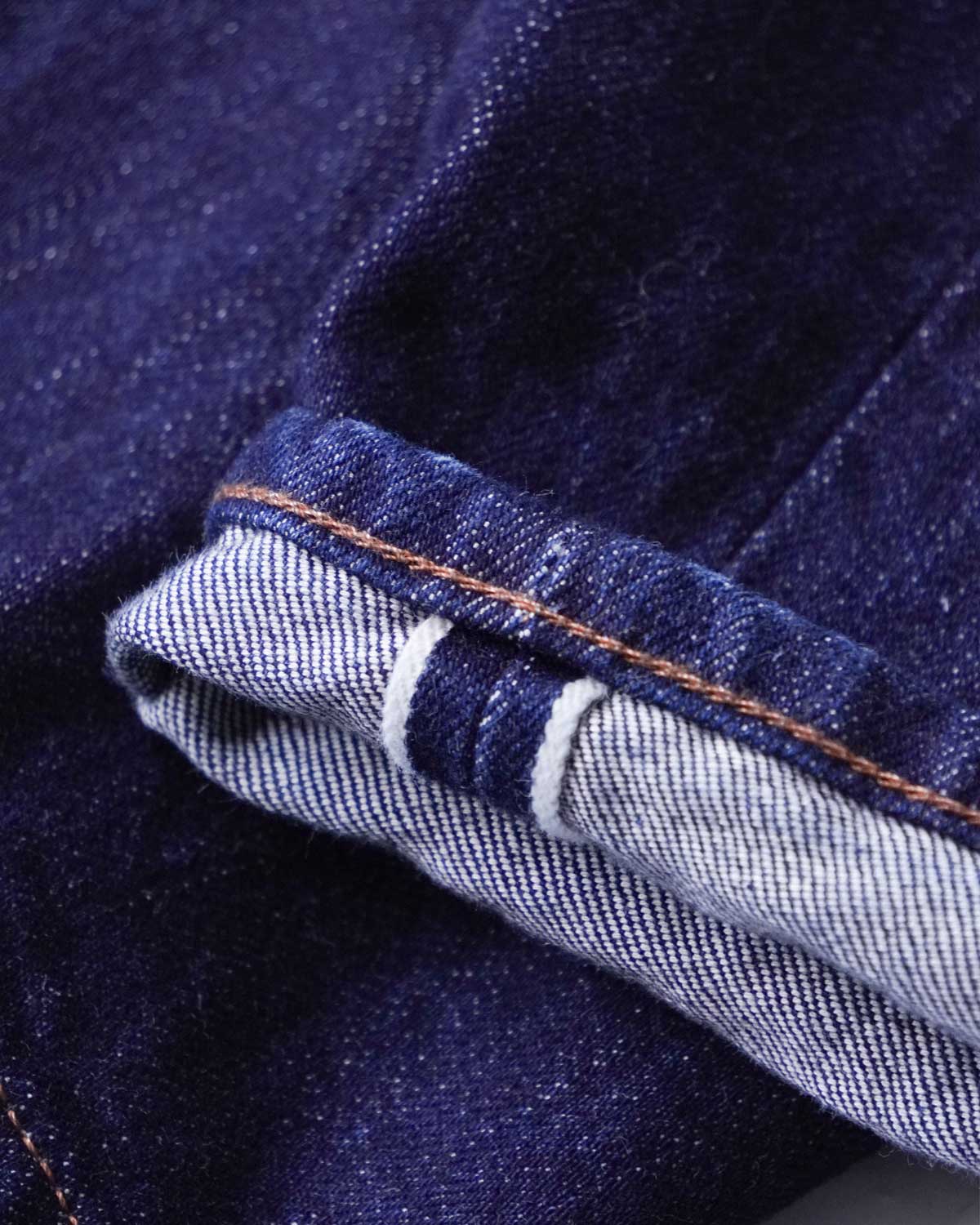 Dark Navy（裾のセルビッジとチェーンステッチのアップ）