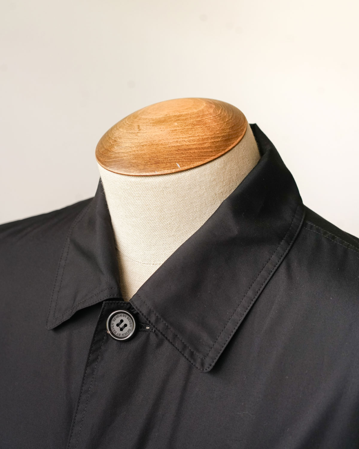 BLACK（ボタン閉じた襟元）