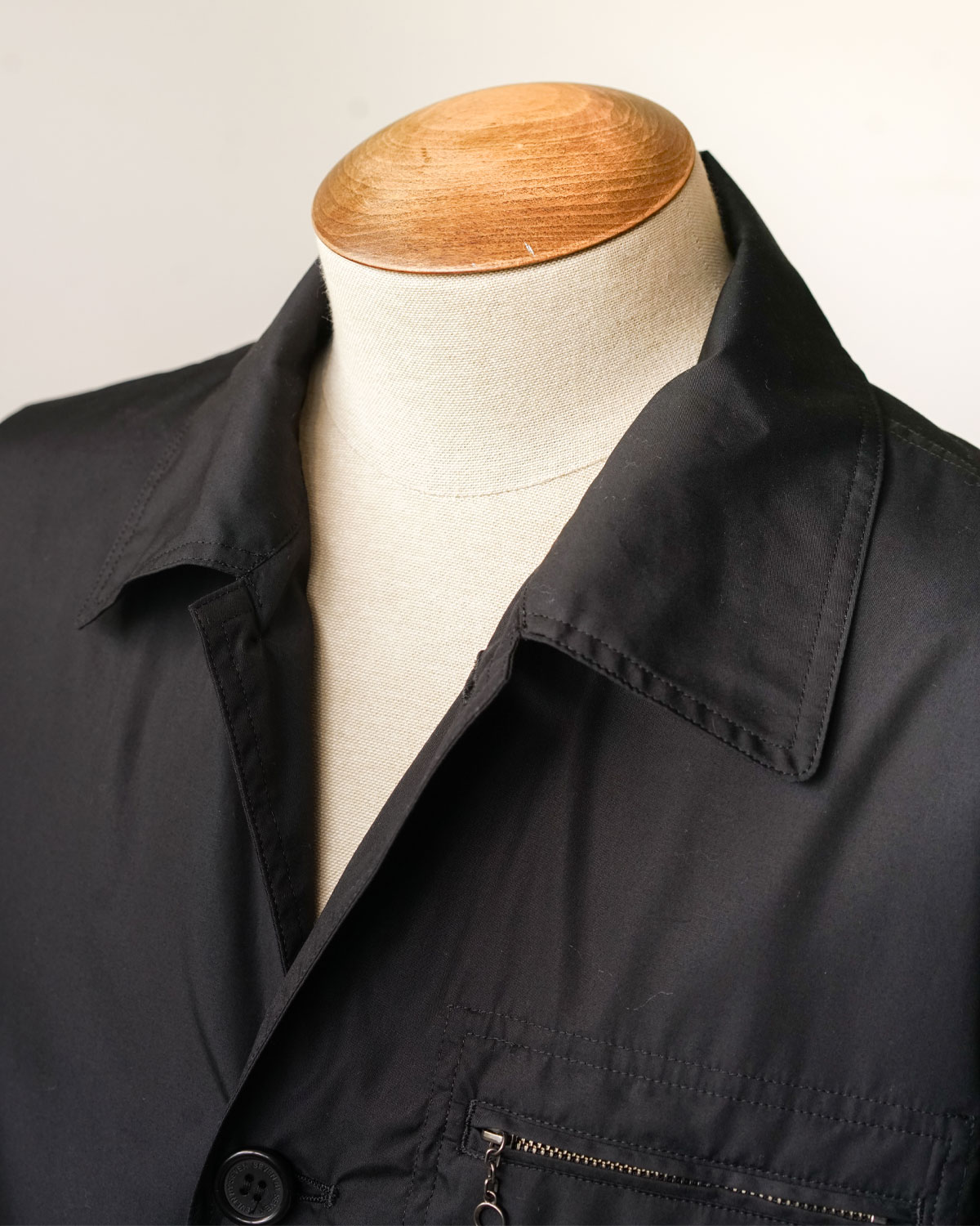 BLACK（トップボタンを開けて涼しげに着用できます）