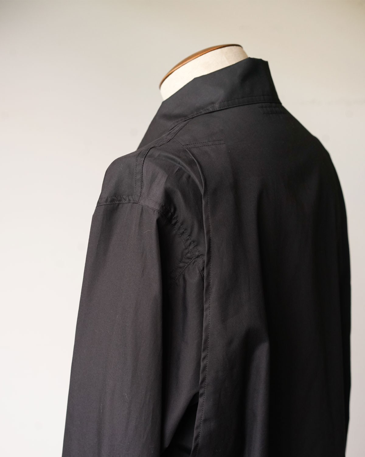 BLACK（背面にはハンティングポケットを思わせるアクションプリーツ）