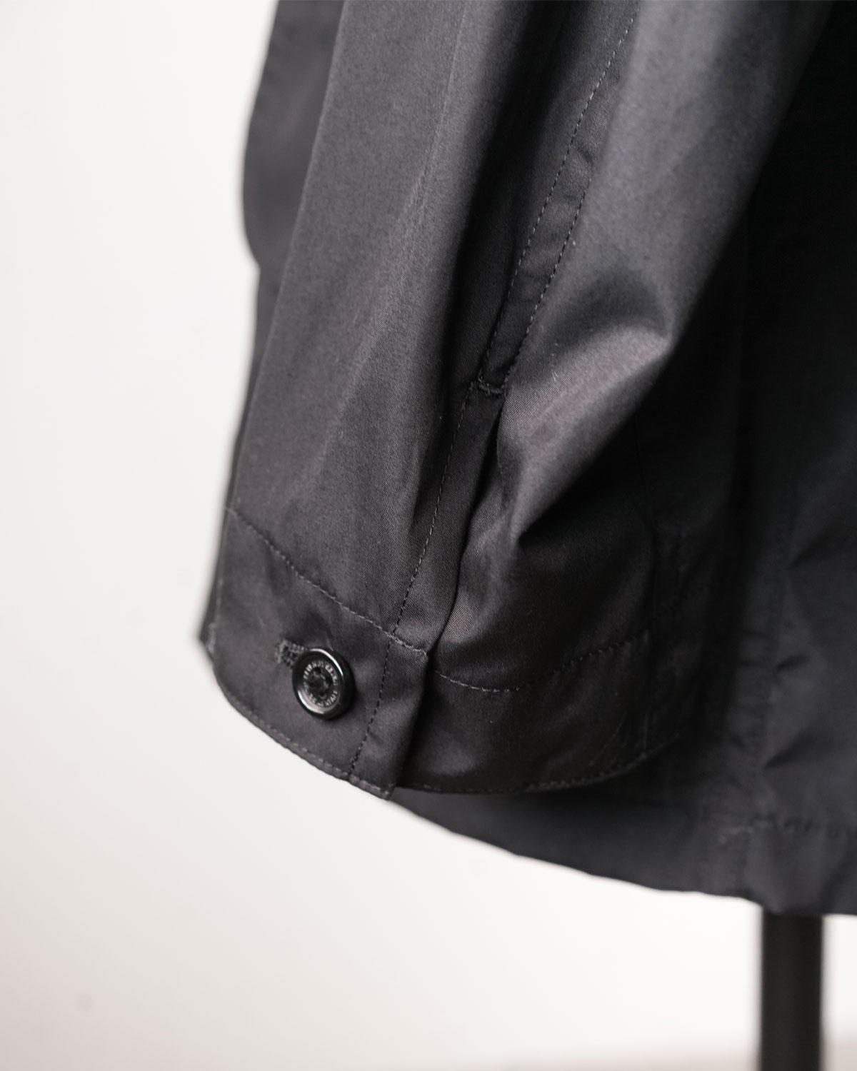 BLACK（袖はカフスのような仕様でシャツを感じられる仕様）