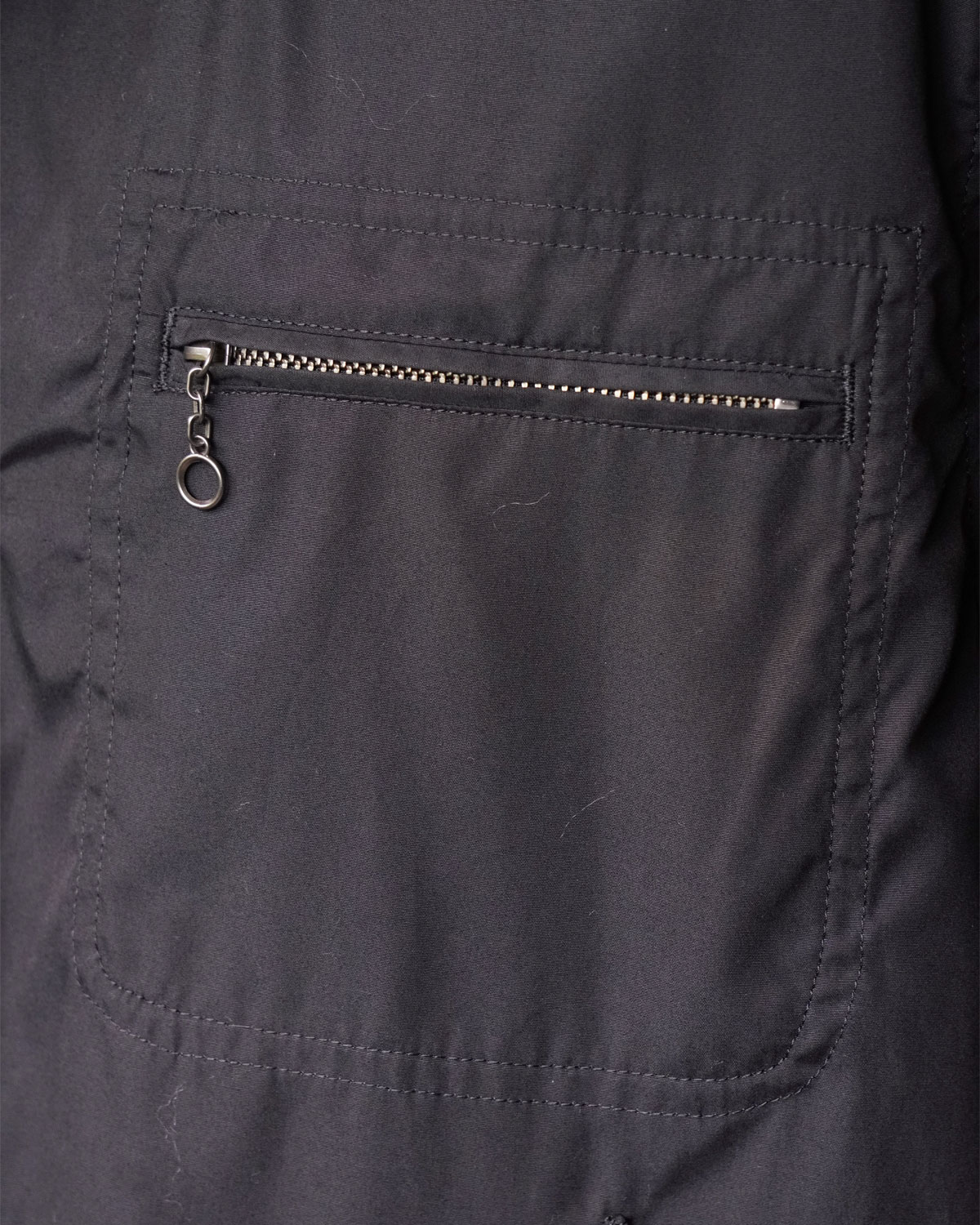 BLACK（チェーン付きのジッパーのついた胸ポケット）