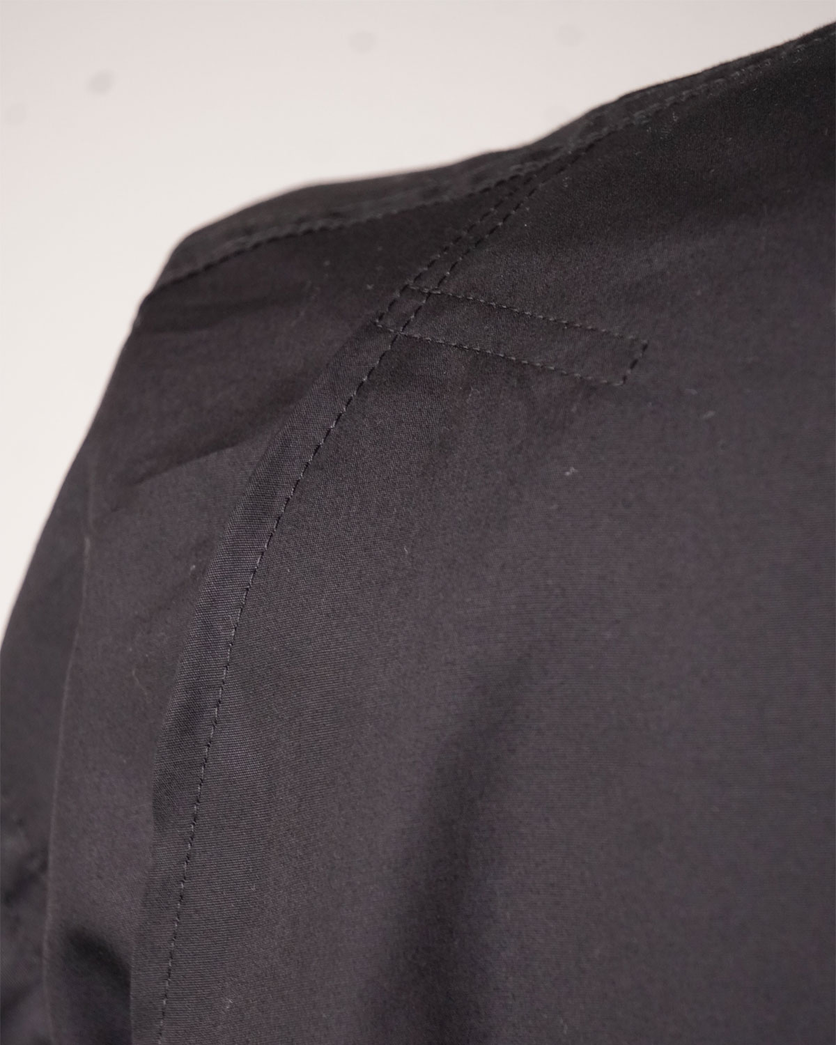 BLACK（実際のポケットではありませんが動きやすさを確保しています）