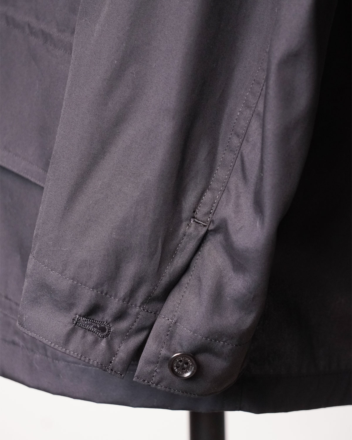 BLACK（真夏は袖を捲って涼しく着ることになることかと思います）