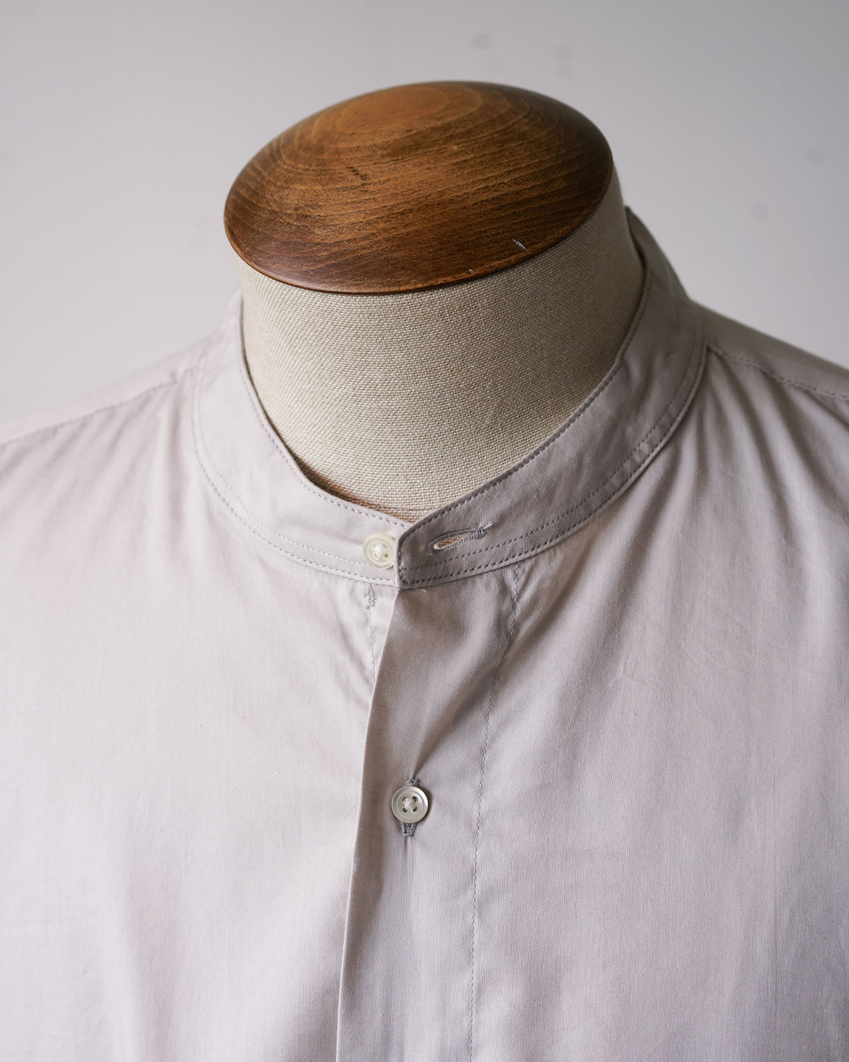 Light Gray（小ぶりなバンドカラーは清潔感のある印象）