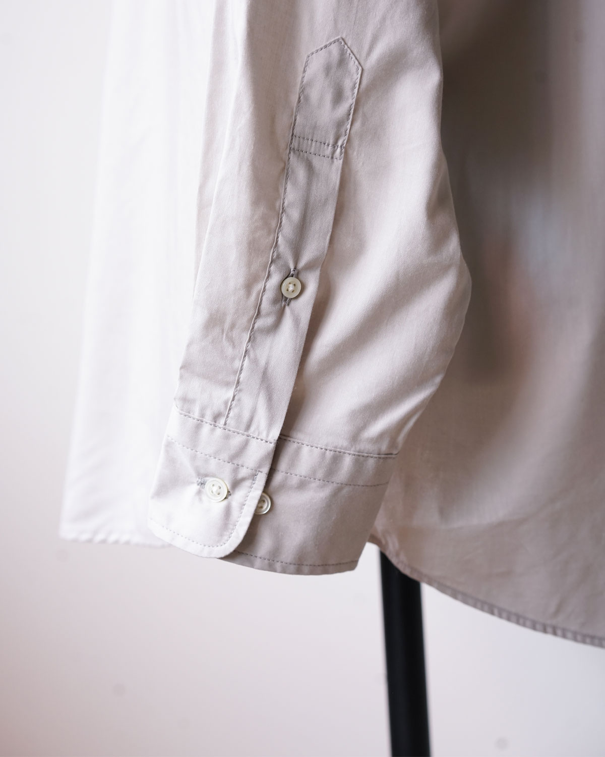 Light Gray（カフスはコンバーチブル仕様でドレスライクに）