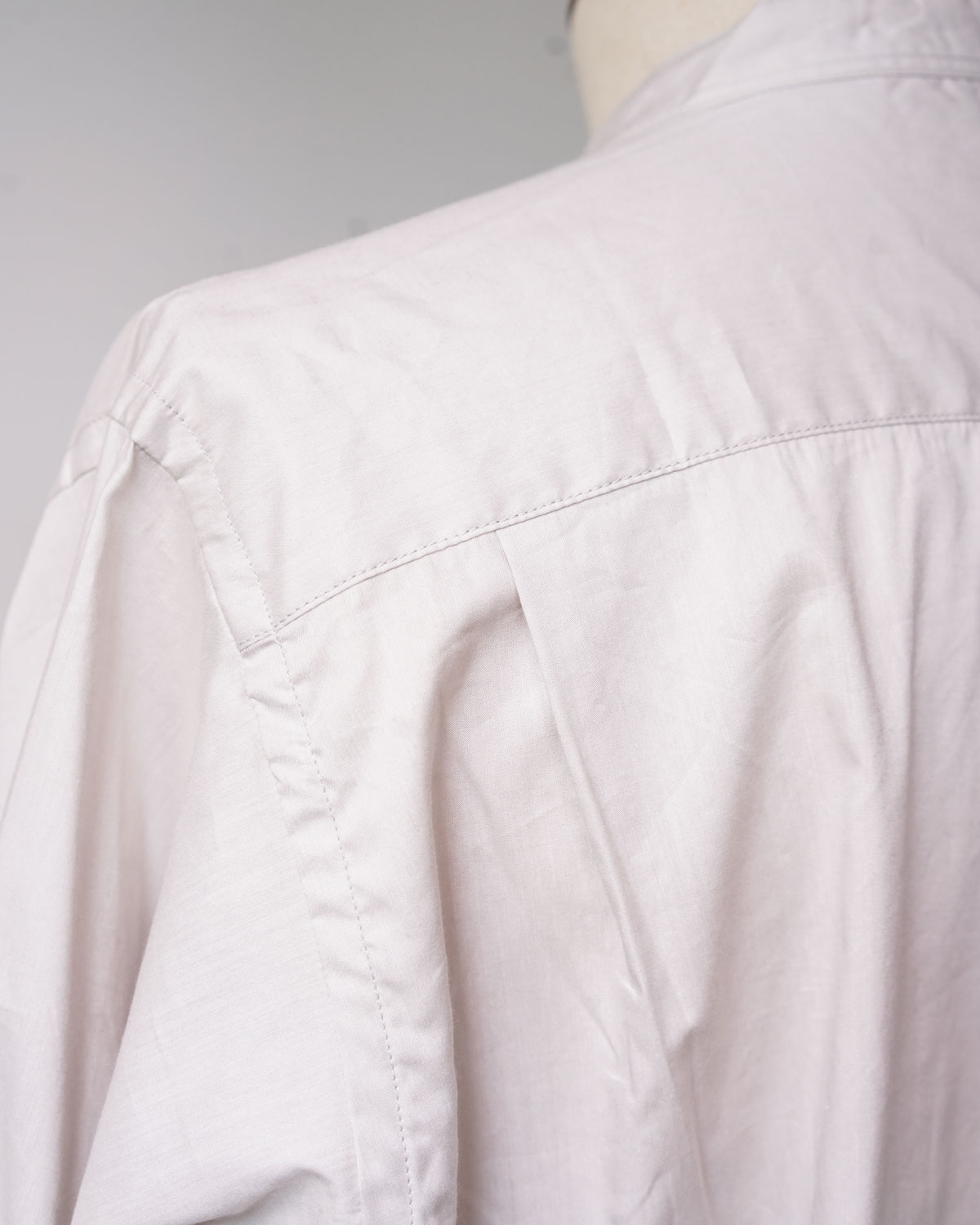 Light Gray（背面にはアクションプリーツがつくため肩周りの動きやすさが上がります）