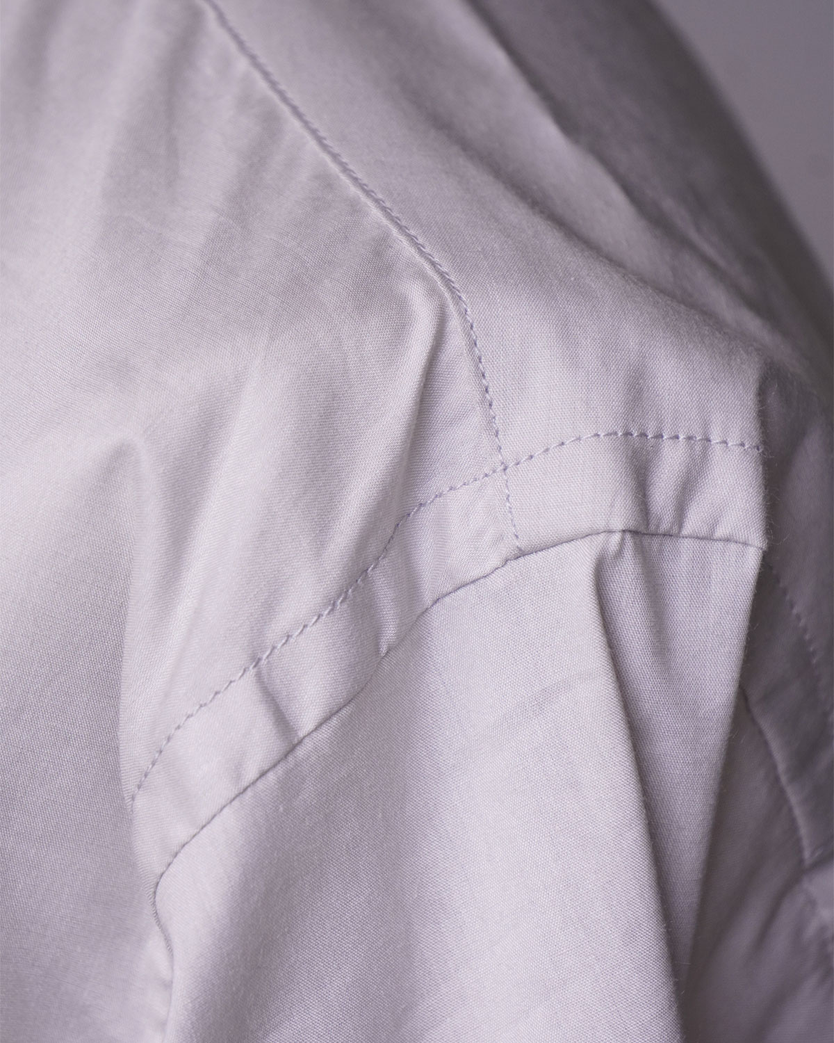 Light Gray（前振りについた袖付けは着心地の良さを演出）