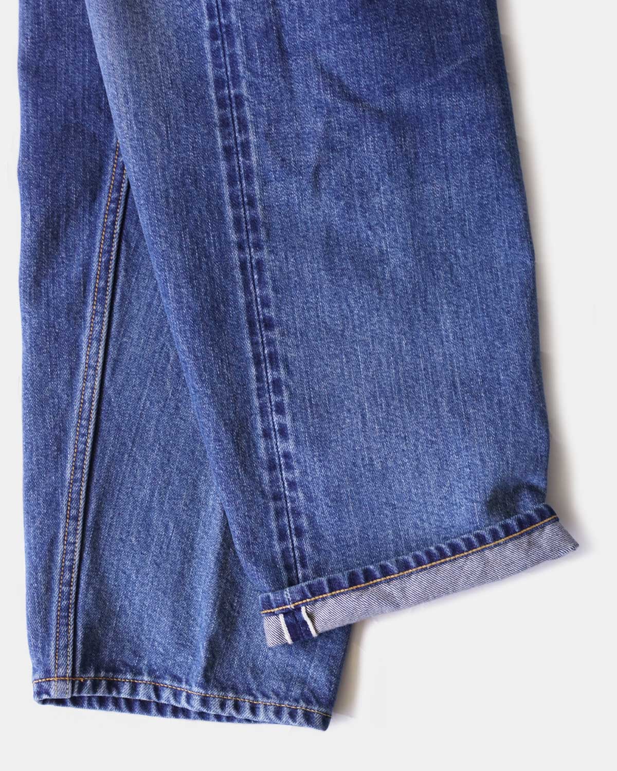 Medium Blue(既に斜行しているのも味わいがあります。裾はチェーンステッチです)