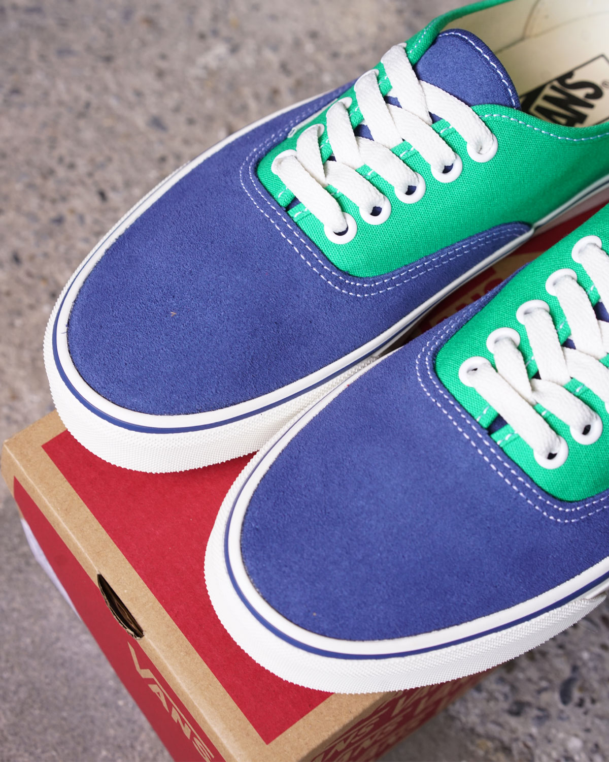 PRIMARY NAVY（絶妙なアールのかかったトゥはカジュアルでありクリーンな印象）