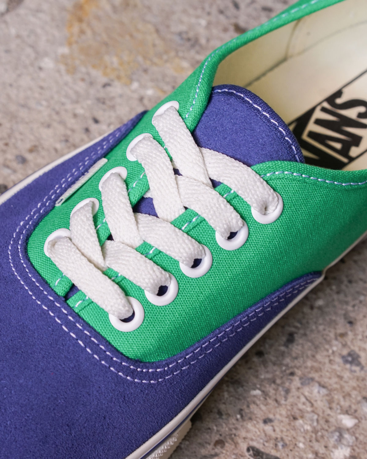 PRIMARY NAVY（ネイビーのスウェードとグリーンおキャンバスの切り替えが絶妙です）