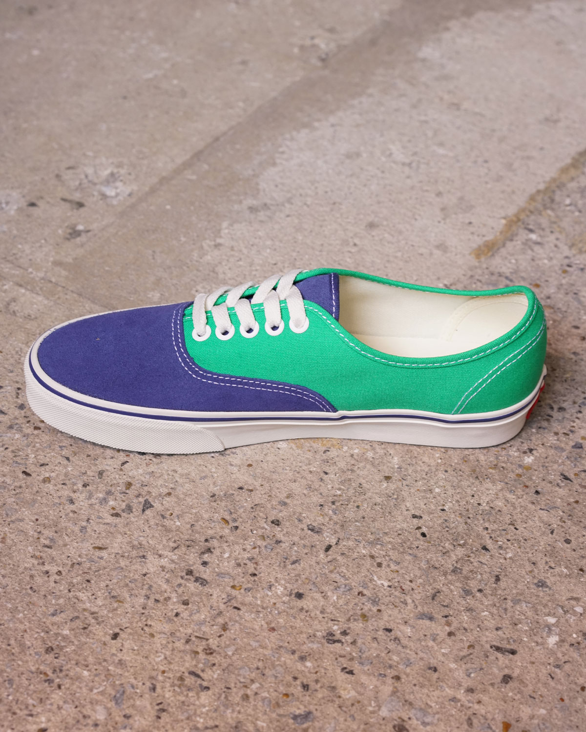 PRIMARY NAVY（内側サイドアングル）