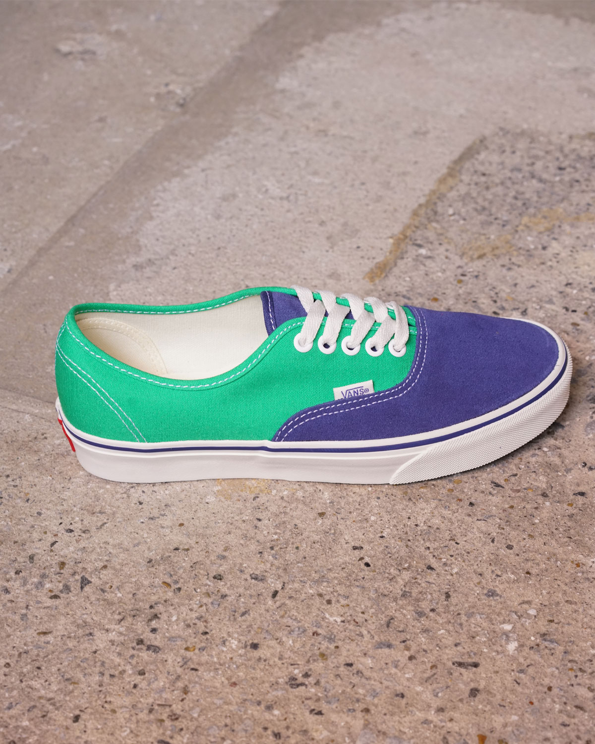 PRIMARY NAVY（外側サイドアングル）