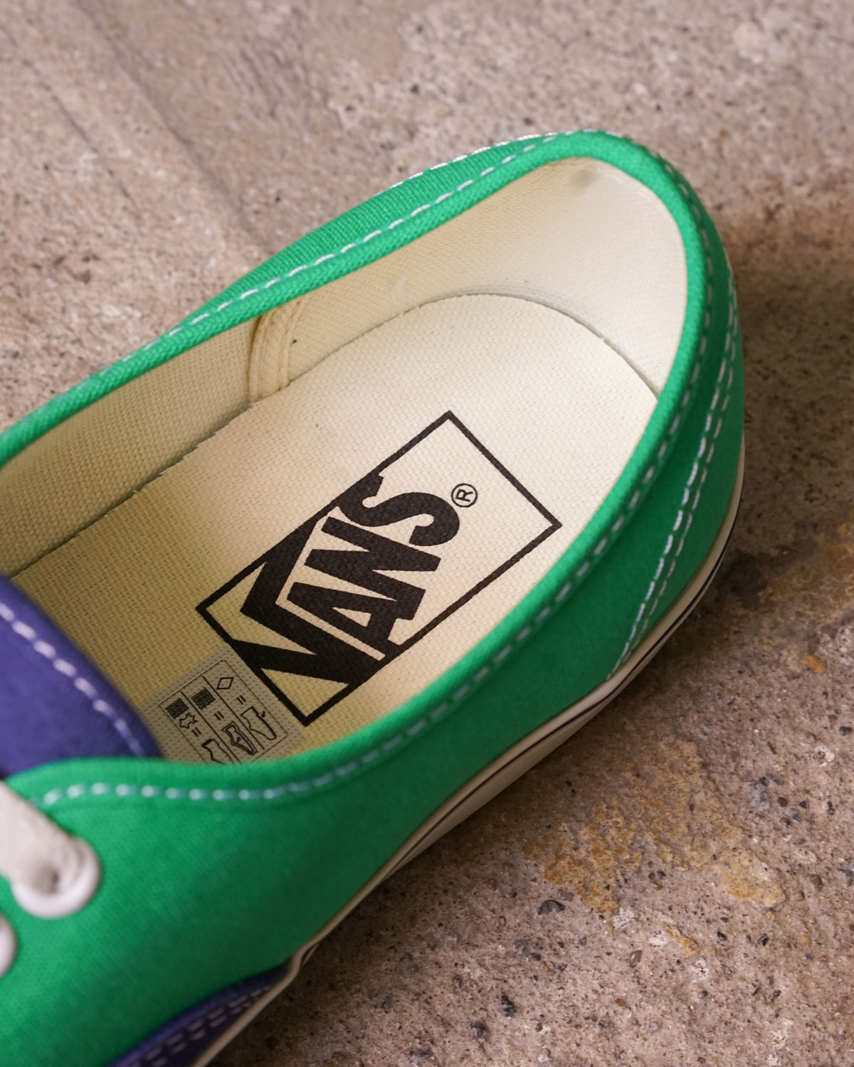 PRIMARY NAVY（クッション置きいたインソールにはお馴染みのロゴ）