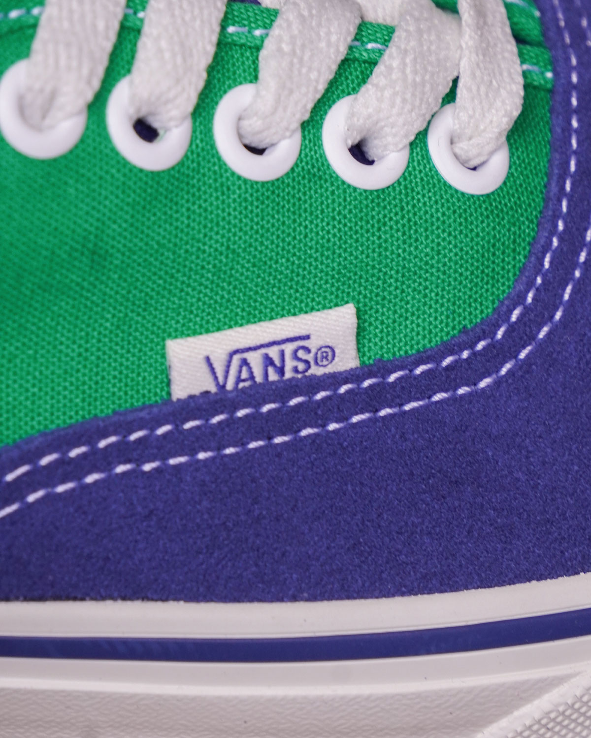 PRIMARY NAVY（アメリカ規格らしいクラシックなフォントのピスネーム）