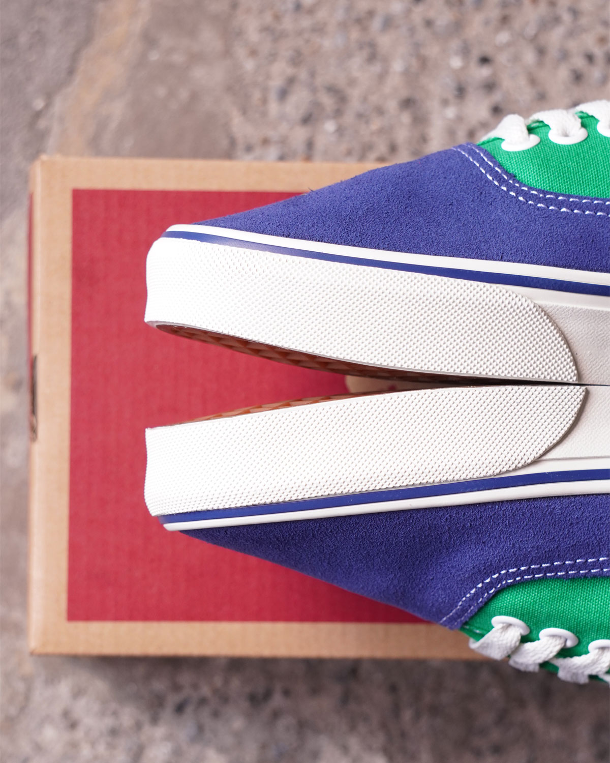 PRIMARY NAVY（反り上がったトゥがクラシックです）