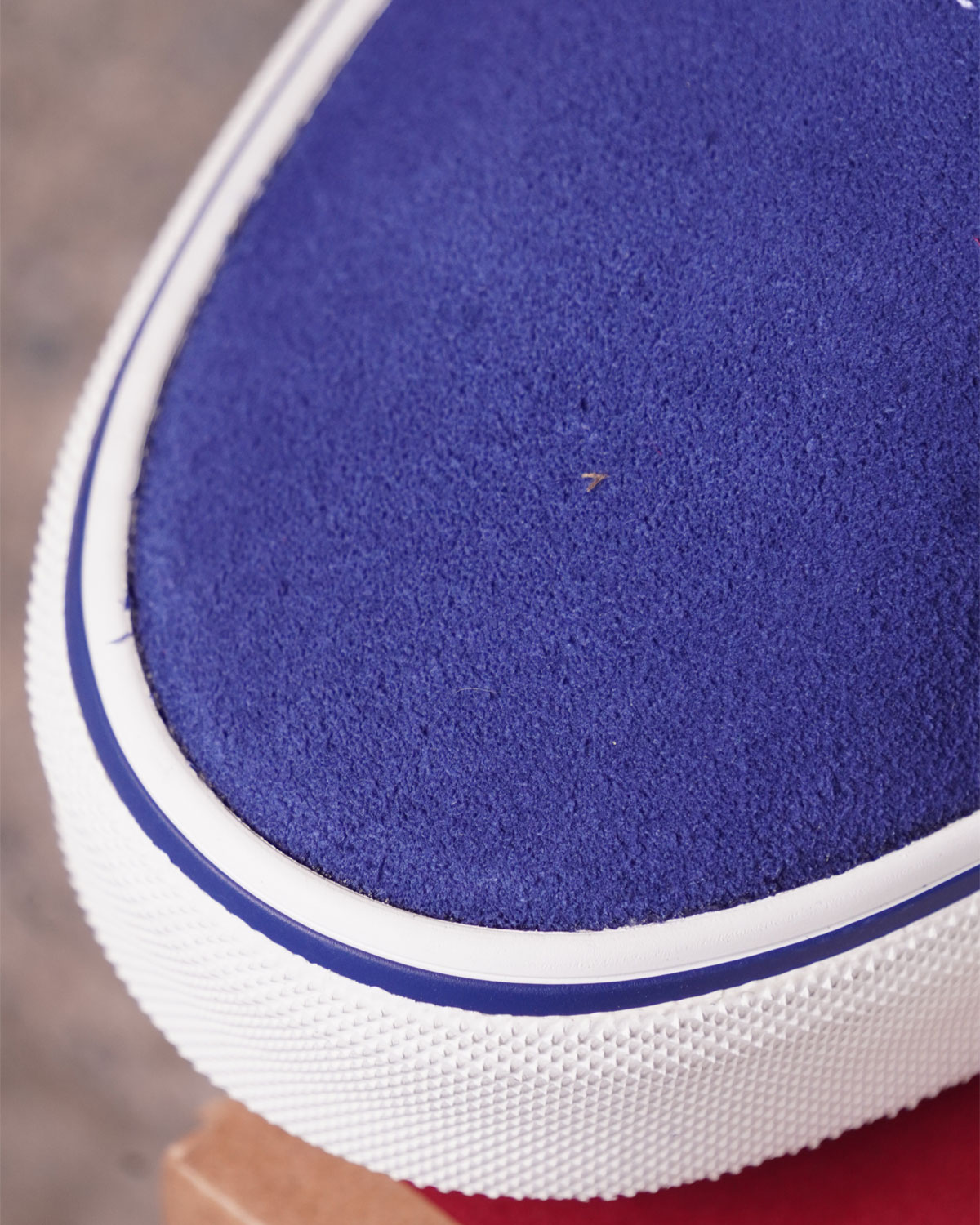 PRIMARY NAVY（ラインもスウェードボディ同色でバイカラーながら統一感もあります）