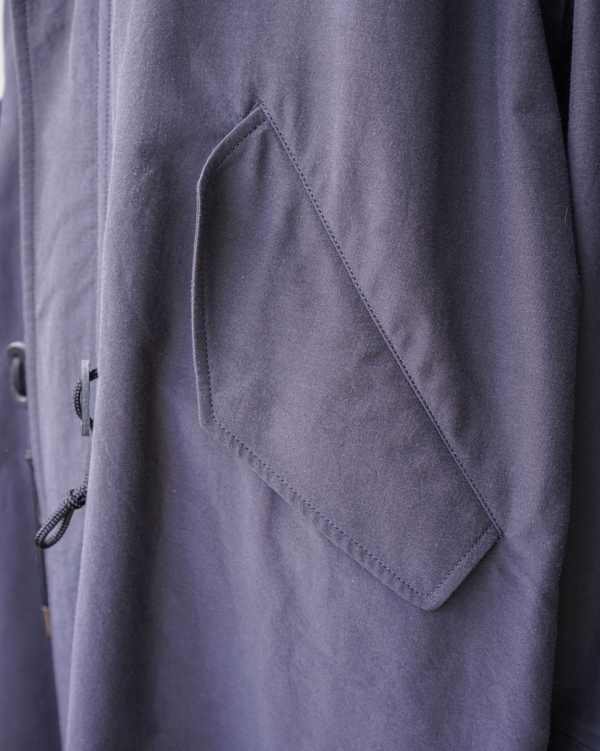 Dark Navy(特徴的なフラップ付きのフロントポケット)