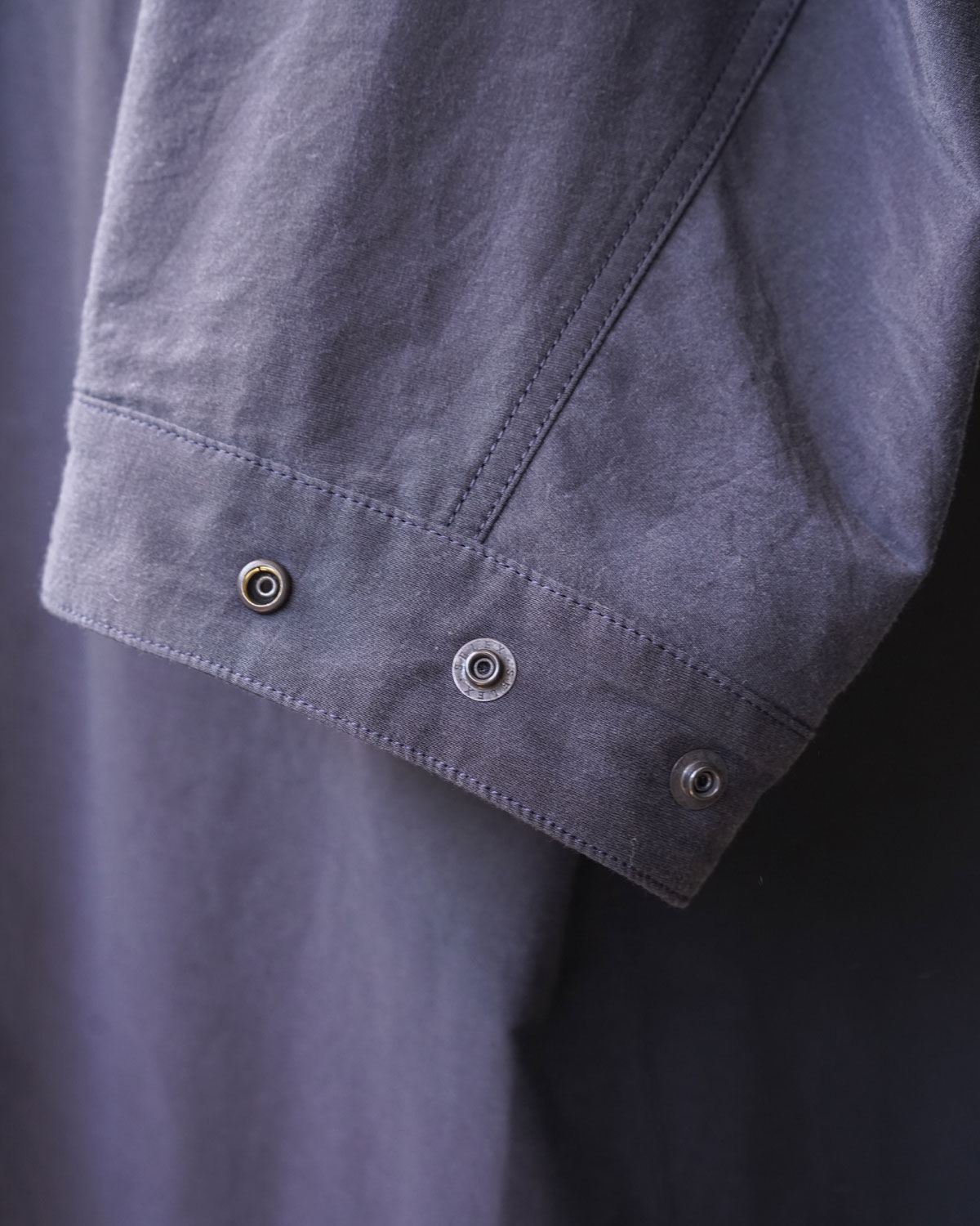 Dark Navy(袖先はスナップで2段階で絞ることもできます)