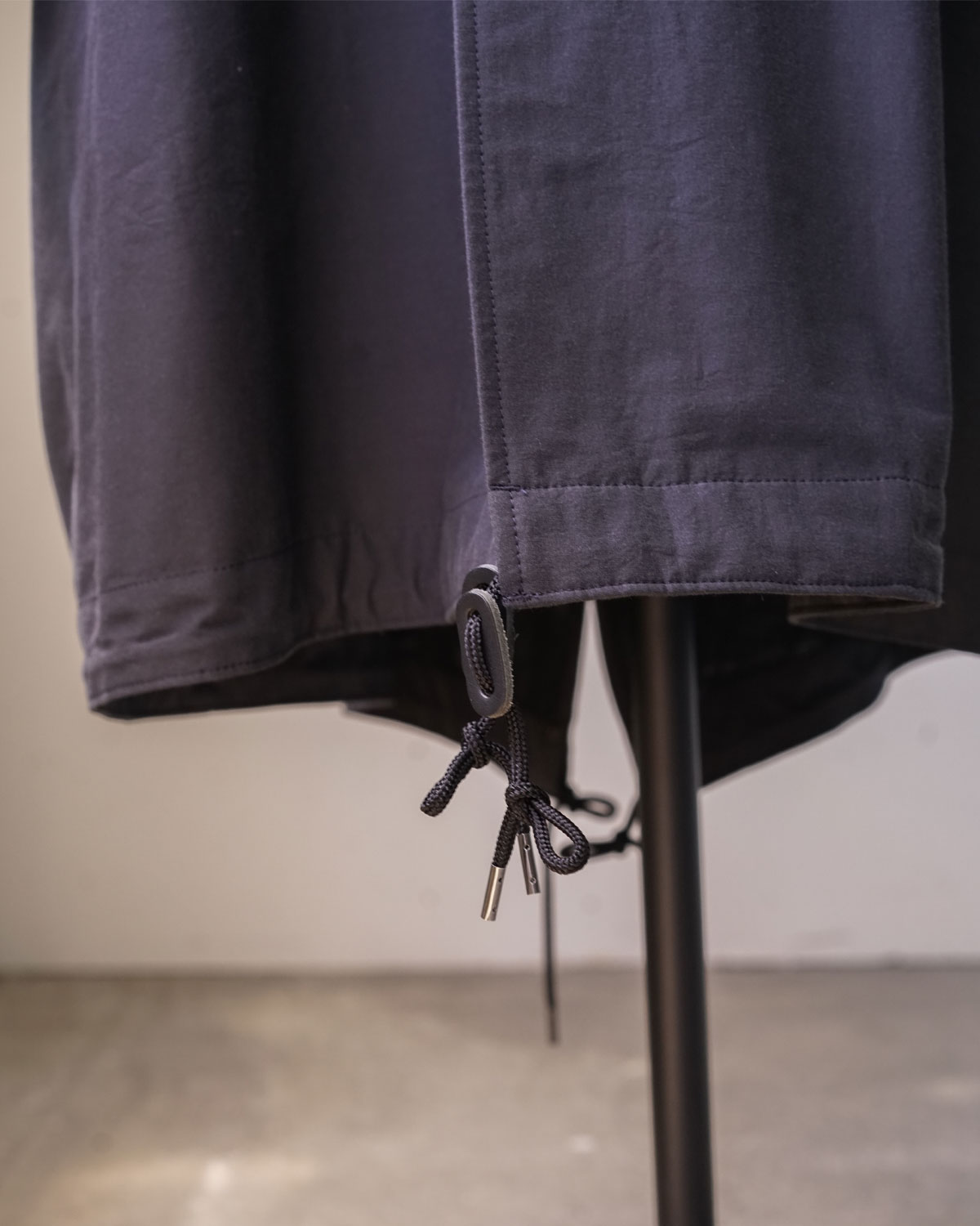 Dark Navy(フロント側にもドローコードがつきます)