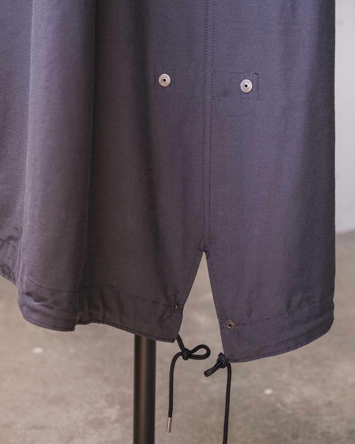 Dark Navy(フィッシュテールたる所以の裾は絞ることもできます)