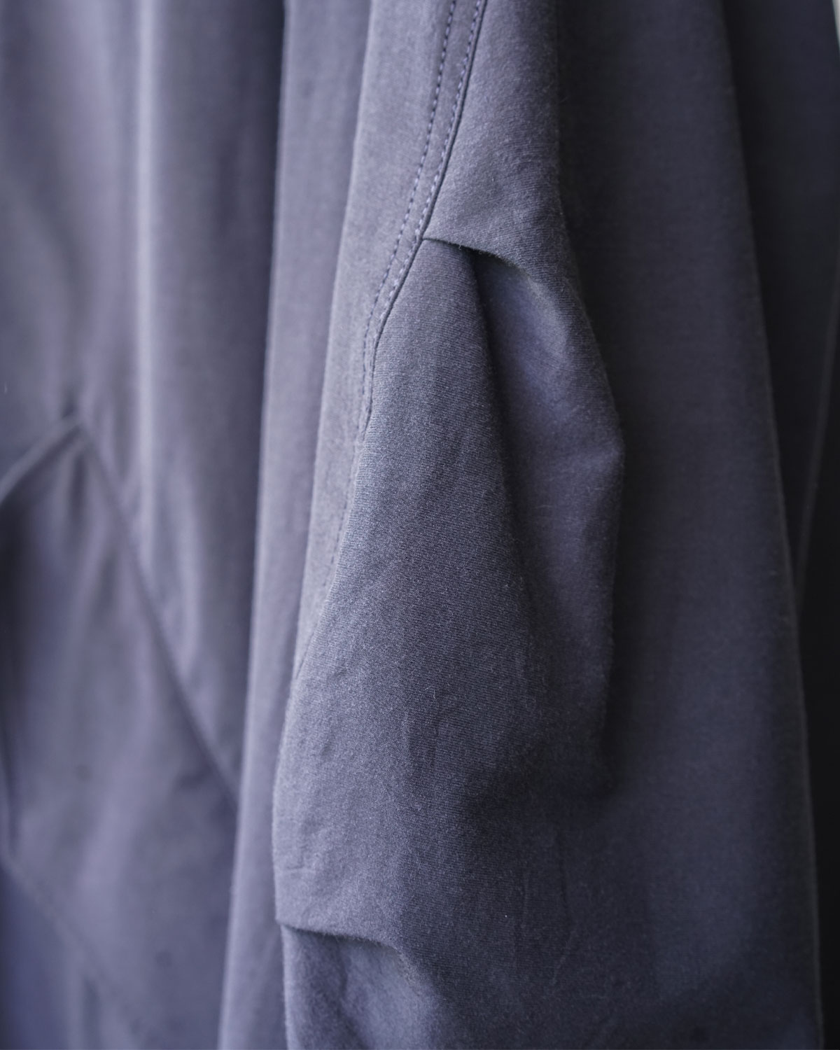 Dark Navy(肘のアクションプリーツは大胆なボリュームです)