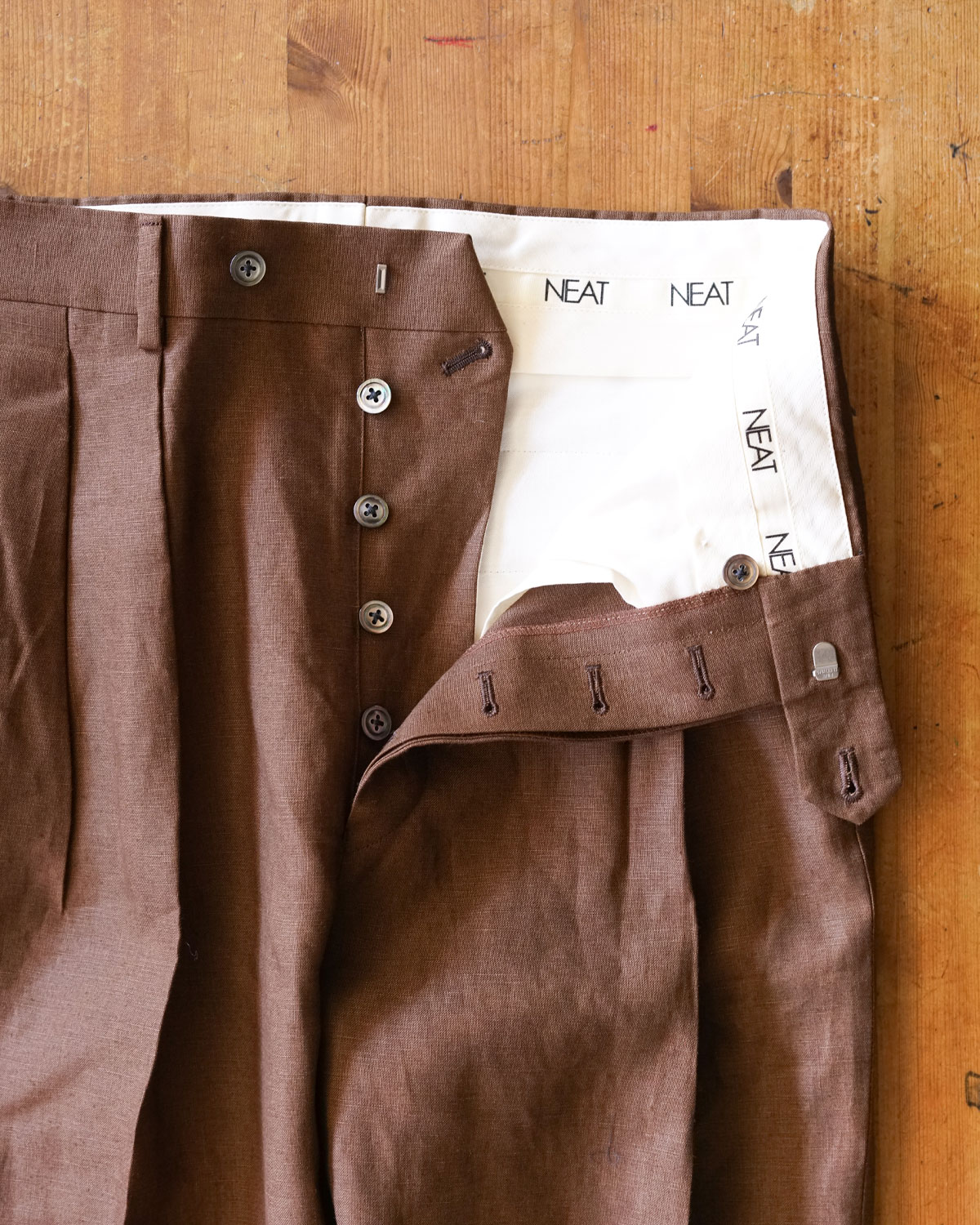 Brown（前立てはクラシックなボタンフライ）