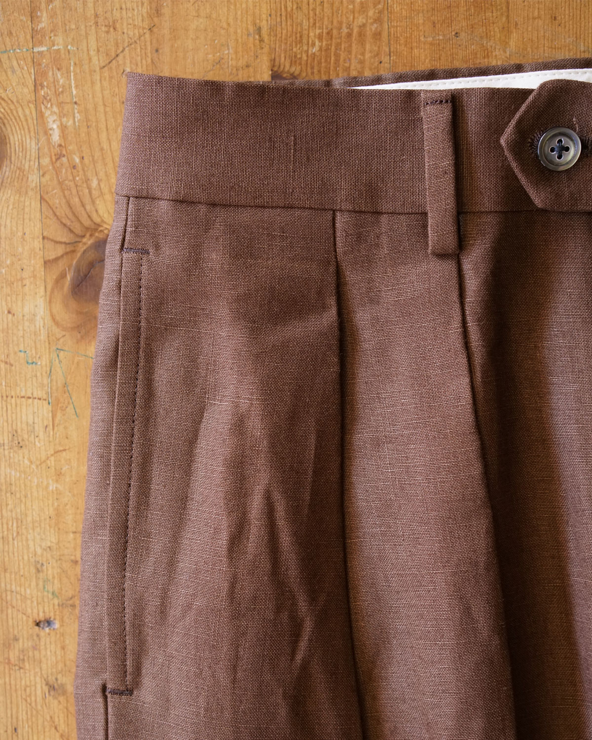 Brown（NEATらしいインタックの２プリーツ）